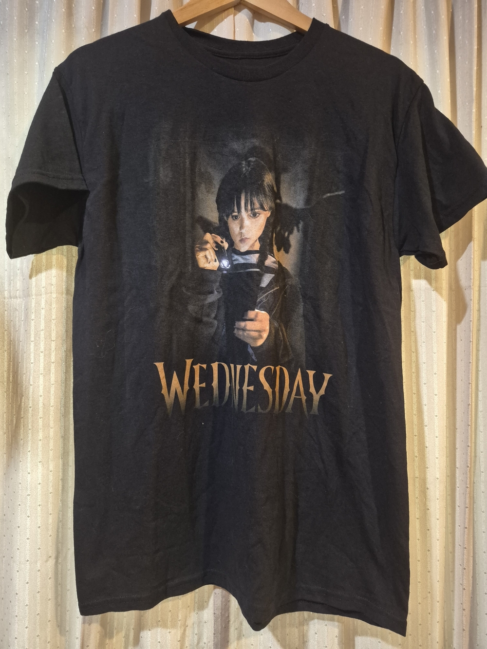 Netflix Wednesday Addams Graphic T Shirt Flashlight Jenna Ortega Black Sz M